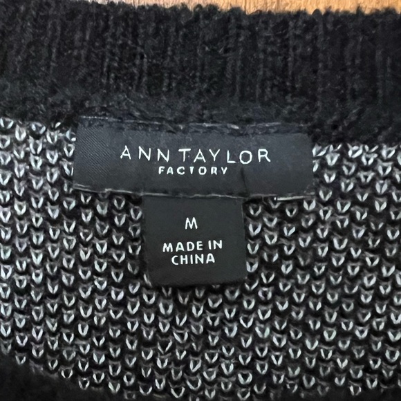 Ann Taylor Factory - Black Woman’s Sweater - Size M - Excellent Condition - Picture 5 of 7